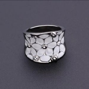 Silver ring with white flowers. Size 7.